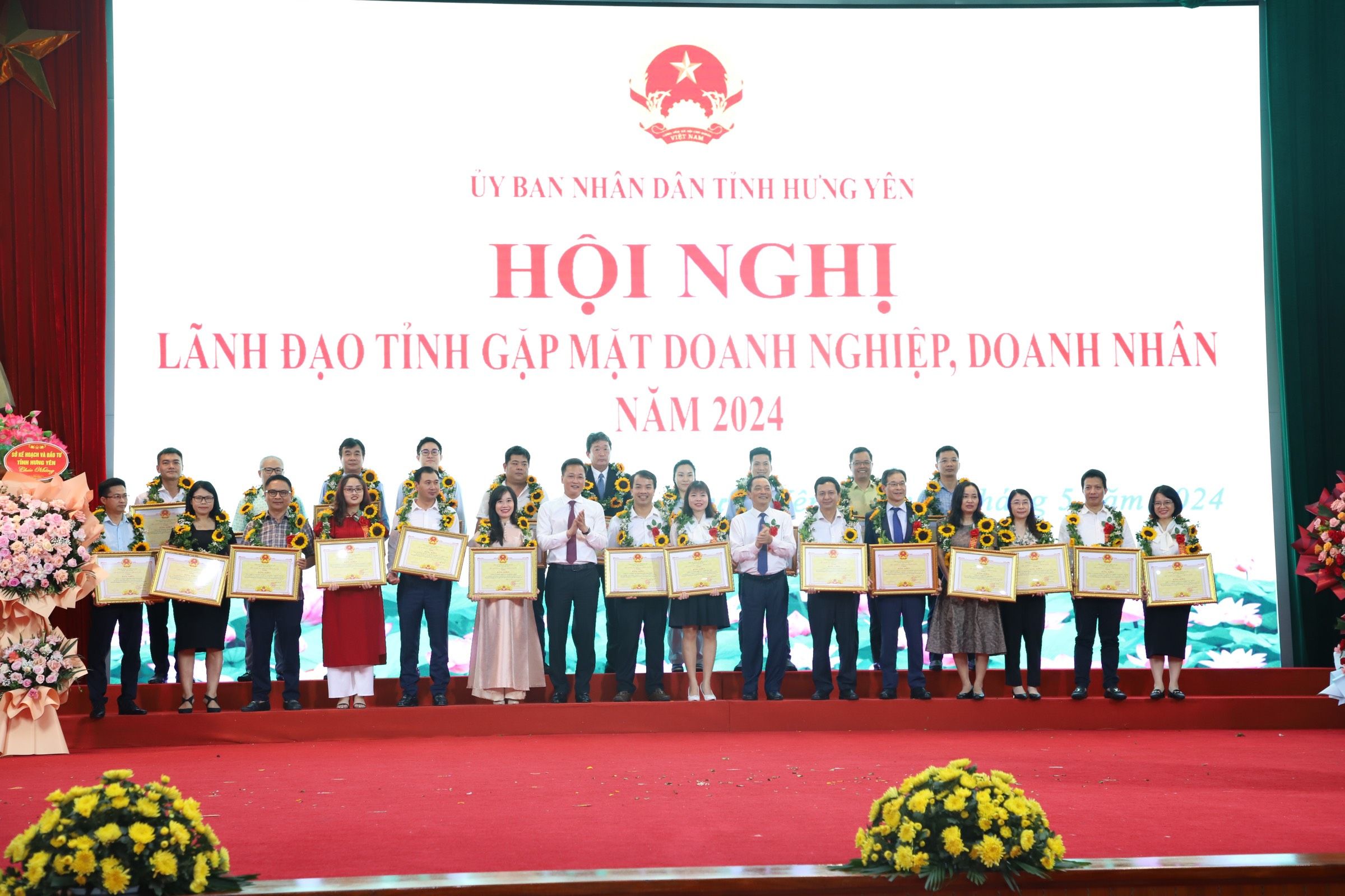 CN Paper nhận bằng khen “Doanh nghiệp có nhiều đóng góp” 														trong việc phát triển kinh tế – xã hội của tỉnh Hưng Yên